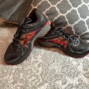 Brooks GTS-17 Women’s Running Shoes -Sz 7 Wide